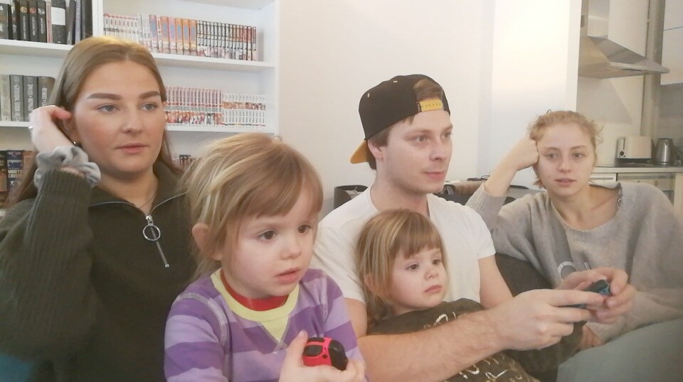 Vegard som lærer småsøskene å spille Super Mario